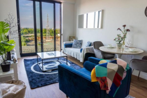 Lavish Luxury Park Front Apt with Juliet Balcony